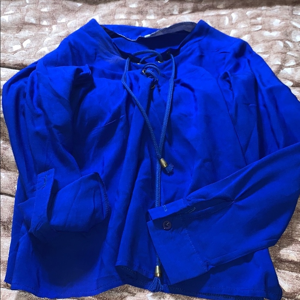 Blue long sleeve/quarter tie front top